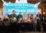 Perwakilan sekolah dari Bekasi meraih penghargaan adiwiyata 2025.