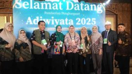 Perwakilan sekolah dari Bekasi meraih penghargaan adiwiyata 2025.