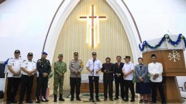 Wali Kota Bekasi Tri Adhianto memberikan sambutan di sela tinjauan keamanan perayaan Natal 2025.