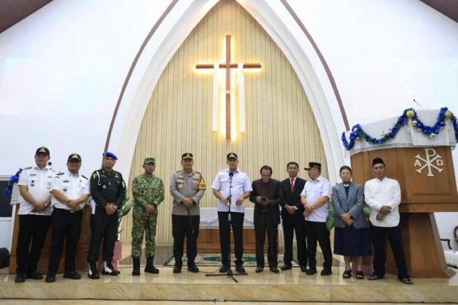 
					Wali Kota Bekasi Tri Adhianto memberikan sambutan di sela tinjauan keamanan perayaan Natal 2025.