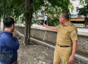 Wali Kota Bekasi Tri Adhianto (kanan) saat meninjau turap jembatan di bilangan Rawalumbu.