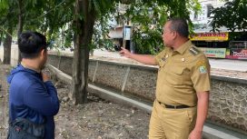 Wali Kota Bekasi Tri Adhianto (kanan) saat meninjau turap jembatan di bilangan Rawalumbu.