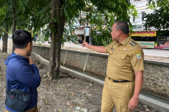 
					Wali Kota Bekasi Tri Adhianto (kanan) saat meninjau turap jembatan di bilangan Rawalumbu.