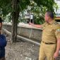 Wali Kota Bekasi Tri Adhianto (kanan) saat meninjau turap jembatan di bilangan Rawalumbu.