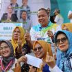 Wali Kota Bekasi Tri Adhianto berfoto bersama kaum ibu dalam peringatan Hari Kesehatan Nasional ke-61.