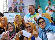 Wali Kota Bekasi Tri Adhianto berfoto bersama kaum ibu dalam peringatan Hari Kesehatan Nasional ke-61.