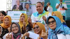 Wali Kota Bekasi Tri Adhianto berfoto bersama kaum ibu dalam peringatan Hari Kesehatan Nasional ke-61.