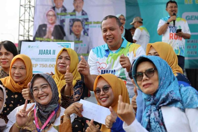 
					Wali Kota Bekasi Tri Adhianto berfoto bersama kaum ibu dalam peringatan Hari Kesehatan Nasional ke-61.
