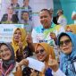 Wali Kota Bekasi Tri Adhianto berfoto bersama kaum ibu dalam peringatan Hari Kesehatan Nasional ke-61.