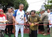 Wali Kota Bekasi Tri Adhianto dan Anggota DPRD Kota Bekasi meresmikan taman di Bekasi Barat.