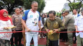 Wali Kota Bekasi Tri Adhianto dan Anggota DPRD Kota Bekasi meresmikan taman di Bekasi Barat.