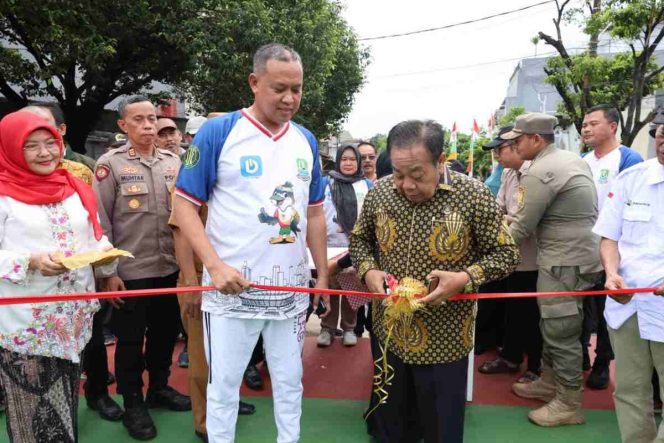 
					Wali Kota Bekasi Tri Adhianto dan Anggota DPRD Kota Bekasi meresmikan taman di Bekasi Barat.