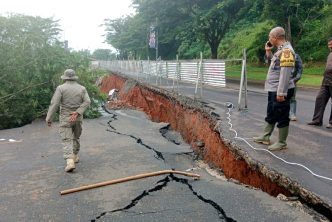 
					Akses Perumahan Ditutup Akibat Jalan CBD Longsor ke Sungai Cikeas