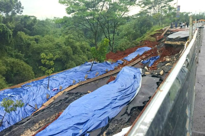 
					Camat Jatisampurna: Pengembang Janji Perbaikan Jalan CBD Yang Longsor
