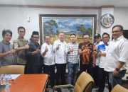 Direktur Utama PT Mitra Patriot berfoto bersama para perwakilan Ormas dan LSM se-Kota Bekasi.