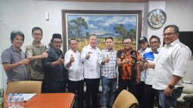 Direktur Utama PT Mitra Patriot berfoto bersama para perwakilan Ormas dan LSM se-Kota Bekasi.