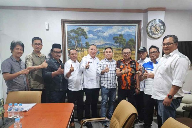 
					Direktur Utama PT Mitra Patriot berfoto bersama para perwakilan Ormas dan LSM se-Kota Bekasi.