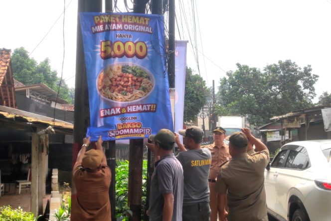 
					Kasipem Trantibum Jatirangga Bersama Satpol PP Jatisampurna Tertibkan Spanduk dan Reklame Tak Berizin