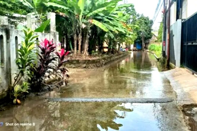 
					Sebulan Lebih Jalan H.Tekel Jatiluhur Masih Terendam Banjir