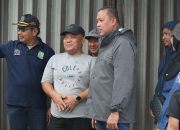 Wali Kota Bekasi Tri Adhianto meninjau jalan rusak di Mustikasari.
