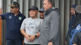 Wali Kota Bekasi Tri Adhianto meninjau jalan rusak di Mustikasari.