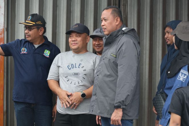 
					Wali Kota Bekasi Tri Adhianto meninjau jalan rusak di Mustikasari.