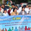 FKUB Kabupaten Bekasi saat membagikan takjil gratis kepada pengendara yang melintasi Stadion Wibawamukti.