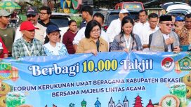 FKUB Kabupaten Bekasi saat membagikan takjil gratis kepada pengendara yang melintasi Stadion Wibawamukti.