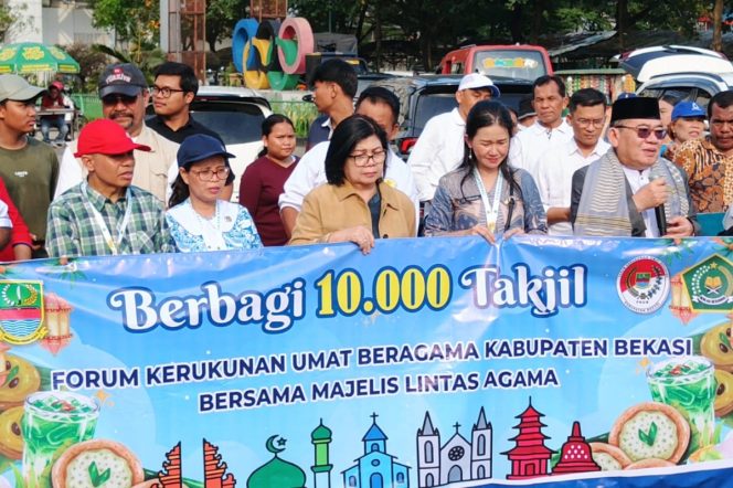 
					FKUB Kabupaten Bekasi saat membagikan takjil gratis kepada pengendara yang melintasi Stadion Wibawamukti.