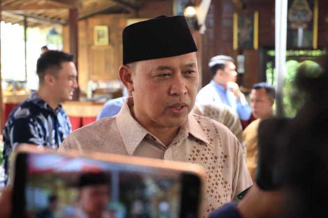 
					Wali Kota Bekasi Tri Adhianto saat menggelar open house.