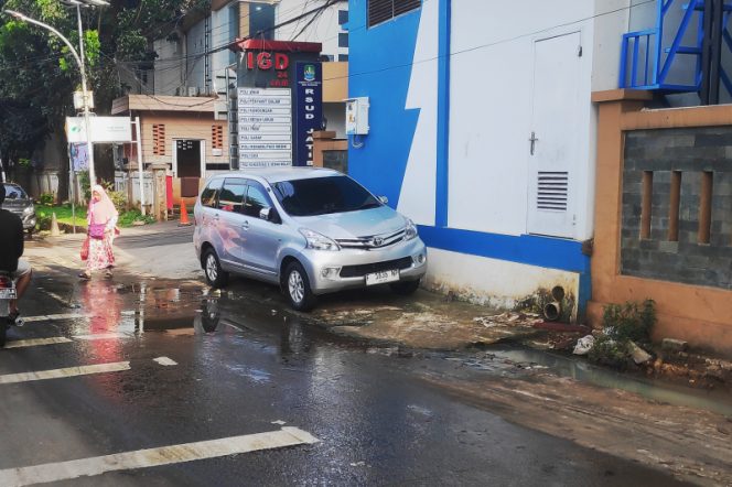 
					Depan RSUD Jatisampurna Terlihat Kumuh Drainase Mampet Diabaikan