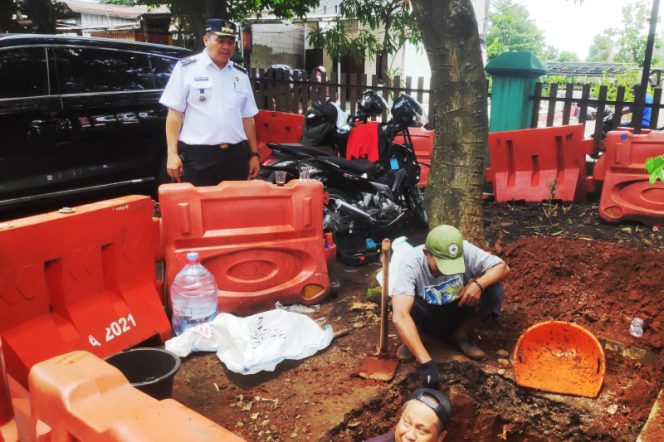 
					Laksanakan Instruksi Walkot Camat Jatisampurna Awali Pembuatan Lubang Biopori di Kantornya