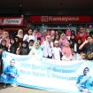 TP PKK Kota Bekasi mengajak anak yatim dan penyandang disabilitas berbelanja baju lebaran di mal.