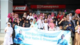 TP PKK Kota Bekasi mengajak anak yatim dan penyandang disabilitas berbelanja baju lebaran di mal.