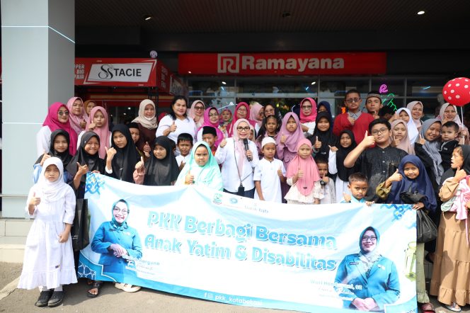 
					TP PKK Kota Bekasi mengajak anak yatim dan penyandang disabilitas berbelanja baju lebaran di mal.