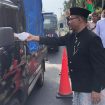 Ketua DPRD Kota Bekasi Sardi Efendi saat membagikan takjil ke pengguna jalan.