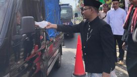 Ketua DPRD Kota Bekasi Sardi Efendi saat membagikan takjil ke pengguna jalan.