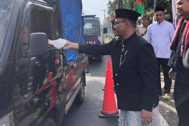 
					Ketua DPRD Kota Bekasi Sardi Efendi saat membagikan takjil ke pengguna jalan.