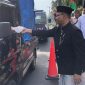 Ketua DPRD Kota Bekasi Sardi Efendi saat membagikan takjil ke pengguna jalan.