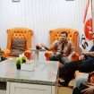 Ketua DPD PKS Kota Bekasi, Fendaby Surya Putra (tengah) saat berbincang dengan awak media.