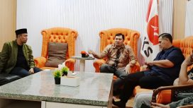 Ketua DPD PKS Kota Bekasi, Fendaby Surya Putra (tengah) saat berbincang dengan awak media.