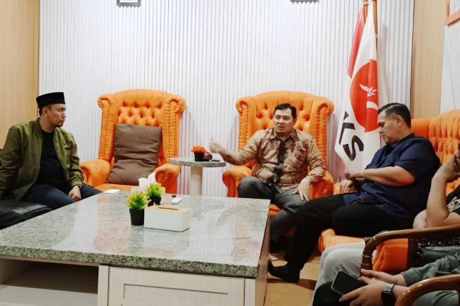 
					Ketua DPD PKS Kota Bekasi, Fendaby Surya Putra (tengah) saat berbincang dengan awak media.