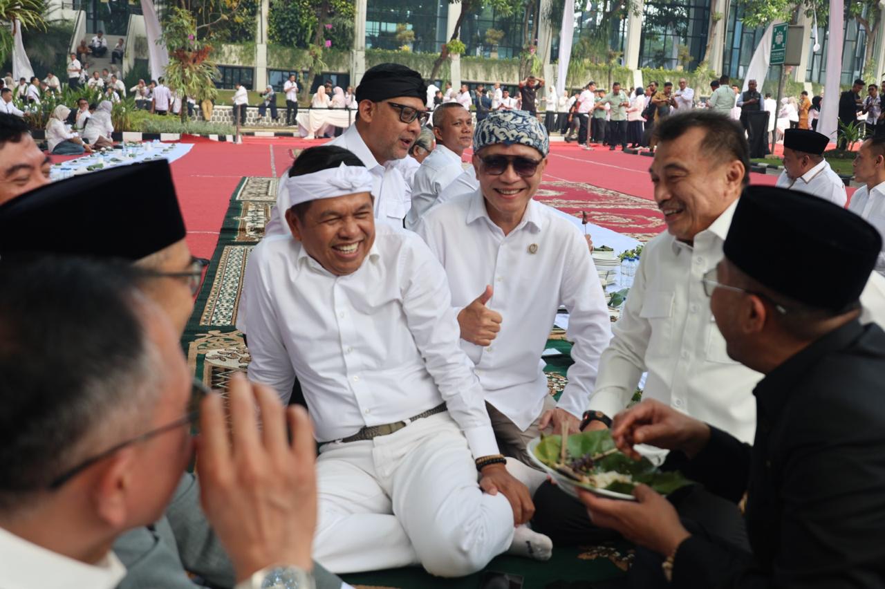 Momen kebersamaan dalam halal bihalal Wakil Wali Kota Bekasi Abdul Harris Bobihoe bersama Gubernur Jawa Barat Dedi Mulyadi.