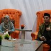 Humas atau juru bicara Fraksi PKS DPRD Kota Bekasi, Muhammad Kamil (kanan) dan Bendahara DPD PKS Kota Bekasi, Ii Marlina.