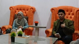 Humas atau juru bicara Fraksi PKS DPRD Kota Bekasi, Muhammad Kamil (kanan) dan Bendahara DPD PKS Kota Bekasi, Ii Marlina.