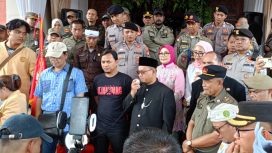 DPRD Kota Bekasi saat menerima massa aksi mahasiswa yang persoalkan banjir dan polder yang tidak efektif.