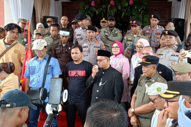 
					DPRD Kota Bekasi saat menerima massa aksi mahasiswa yang persoalkan banjir dan polder yang tidak efektif.
