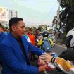 Plt Bupati Bekasi, dr. Asep Surya Atmaja membagikan takjil gratis kepada pengendara.