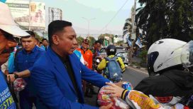 Plt Bupati Bekasi, dr. Asep Surya Atmaja membagikan takjil gratis kepada pengendara.