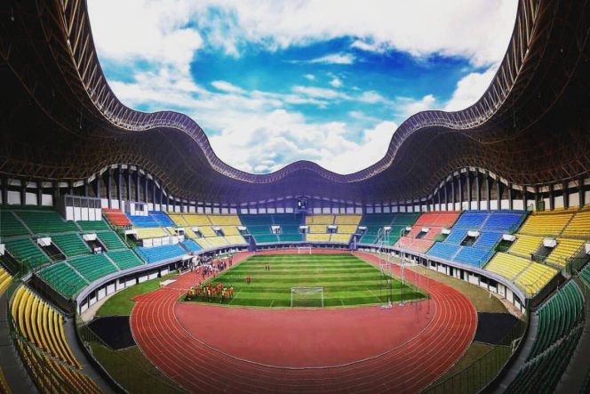 
					Stadion Patriot Chandrabhaga, ikon olahraga kebangsaan warga Kota Bekasi.